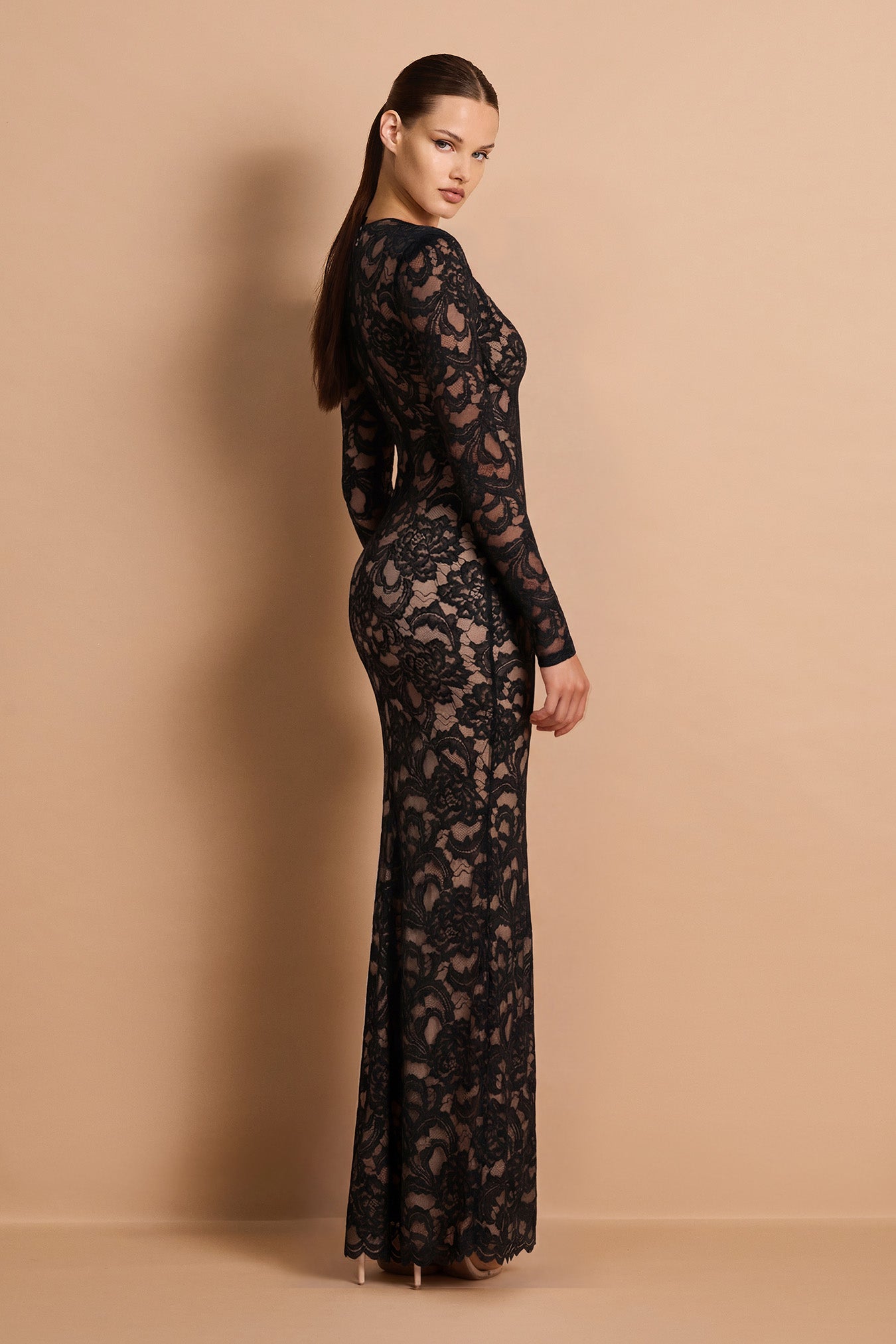 DELPHINE-LACE-LS-GOWN_BLACK_3